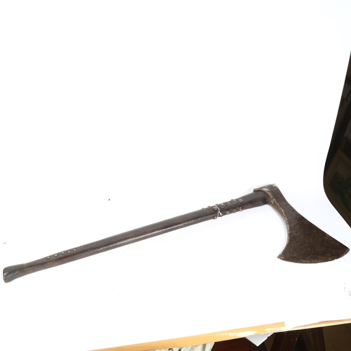 689 - A large reproduction 2-handed great axe, length 90cm, head width 34cm