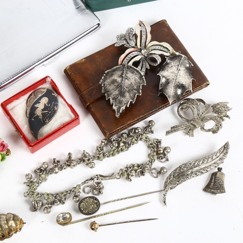 877 - A tray of mixed costume jewellery, to include marcasite spray brooches, a Siam silver brooch etc (tr... 