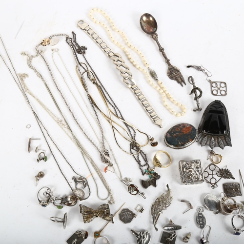 905 - A group of silver jewellery, to include a silver and marcasite hunting brooch, an agate brooch, neck... 