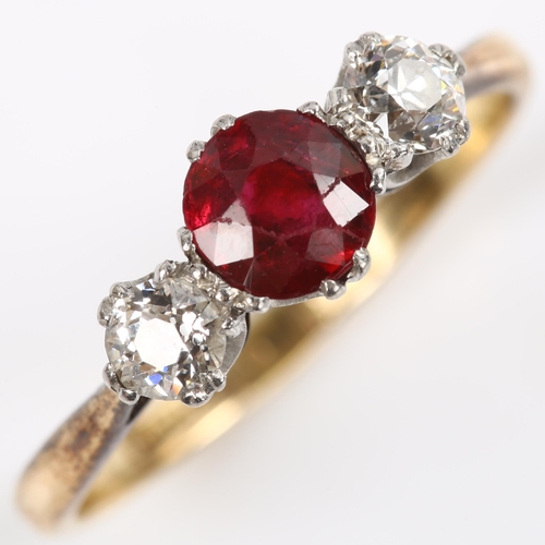 119 - An early 20th century 18ct gold three stone garnet and diamond ring, set with round-cut garnet and o... 