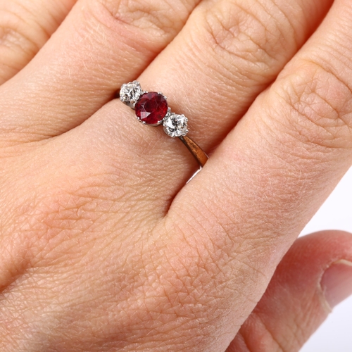 119 - An early 20th century 18ct gold three stone garnet and diamond ring, set with round-cut garnet and o... 