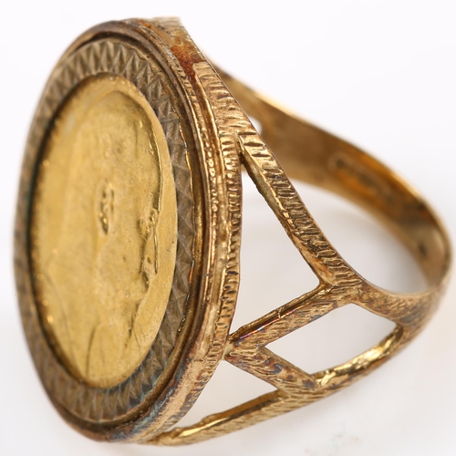 169 - An Edward VII 1907 gold half sovereign coin ring, in 9ct textured mount, setting height 22.1mm, size... 