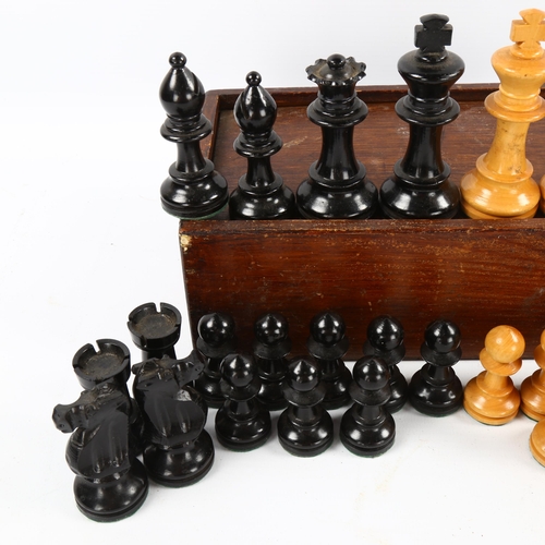 1072 - A boxwood and ebonised Staunton pattern chess set, King height 8.5cm, in wooden games box