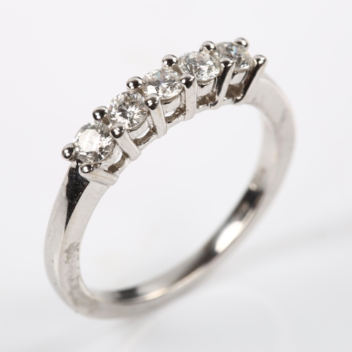 226 - An 18ct white gold five stone diamond ring, set with modern round brilliant-cut diamonds, total diam... 