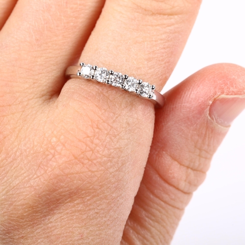 226 - An 18ct white gold five stone diamond ring, set with modern round brilliant-cut diamonds, total diam... 