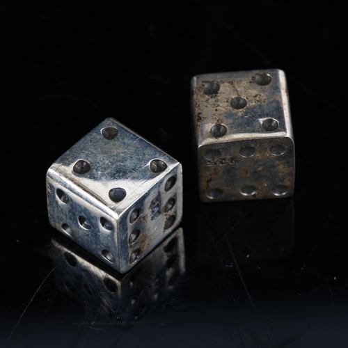 419 - A pair of sterling silver dice, width 1cm