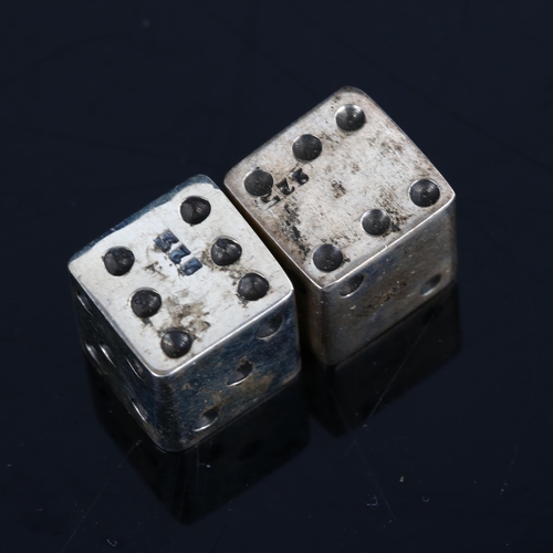 419 - A pair of sterling silver dice, width 1cm