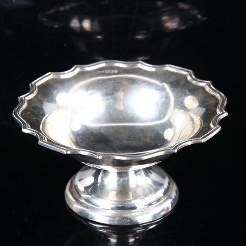 453 - A small George V silver pedestal bon bon dish, with scalloped rim, by Walker & Hall, hallmarks Sheff... 