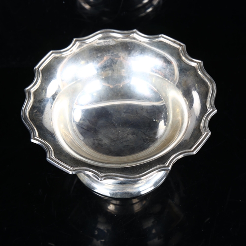 453 - A small George V silver pedestal bon bon dish, with scalloped rim, by Walker & Hall, hallmarks Sheff... 