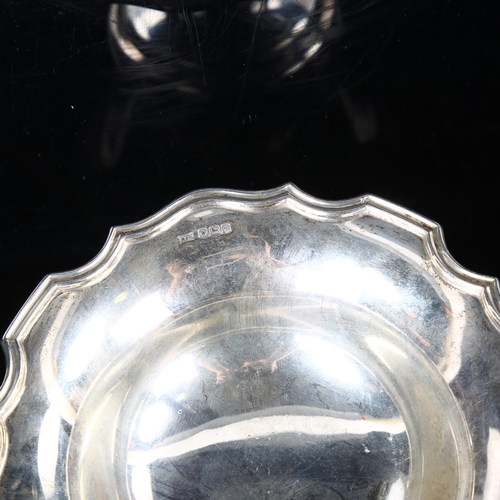 453 - A small George V silver pedestal bon bon dish, with scalloped rim, by Walker & Hall, hallmarks Sheff... 