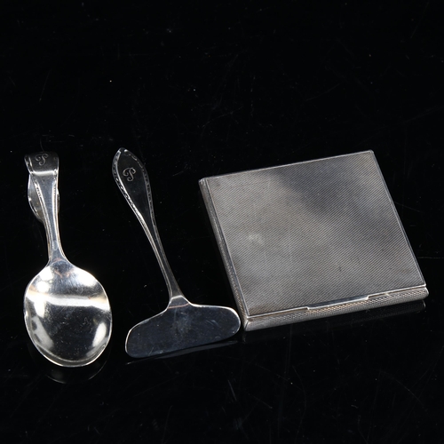 454 - Various silver, comprising engine turned compact, and christening spoon and pusher set, cased (2)