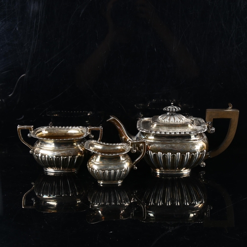 463 - An Edwardian silver 3-piece bachelor's tea set, comprising teapot, sugar bowl and cream jug, half fl... 