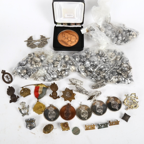 168 - A large quantity of military buttons and badges, including Honourable Artillery Company etc