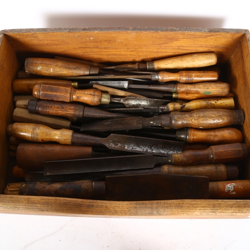 191 - A quantity of Vintage working tools and chisels