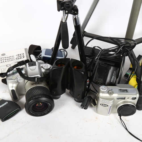 265 - Minolta Dynax 40 camera, Nikon Coolpix 880 camera and various accessories