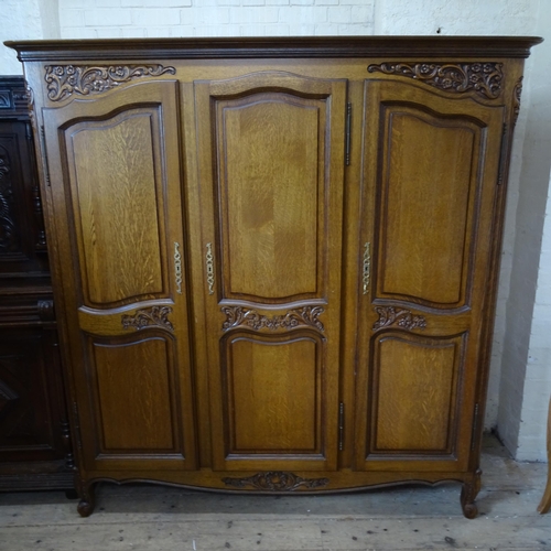 2091 - A French oak triple wardrobe, 178cm x 186cm x 60cm