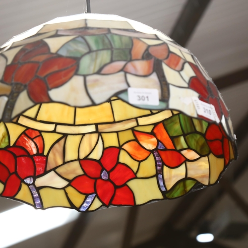 301 - A Tiffany style leadlight stained glass ceiling light fitting, shade diameter 40cm