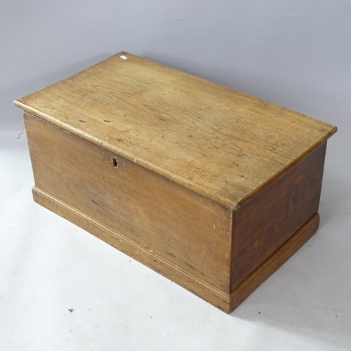 2270 - An elm blanket box, W73cm, H33cm, D41cm