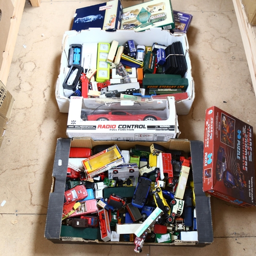 546 - 2 trays of Yesteryear, Matchbox and Days Gone By toy cars, some boxed, a Transformers 3-D puzzle, a ... 