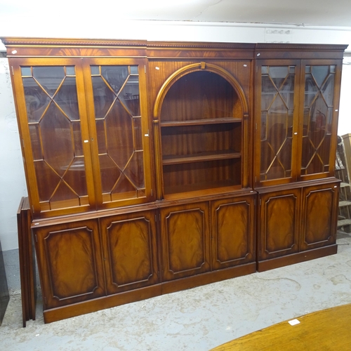 2515 - A reproduction mahogany 3-section display cabinet, intersection having an arch-top and 2 adjustable ... 