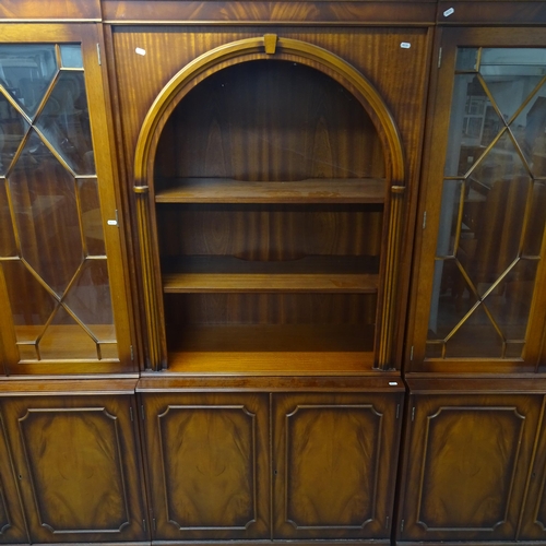 2515 - A reproduction mahogany 3-section display cabinet, intersection having an arch-top and 2 adjustable ... 