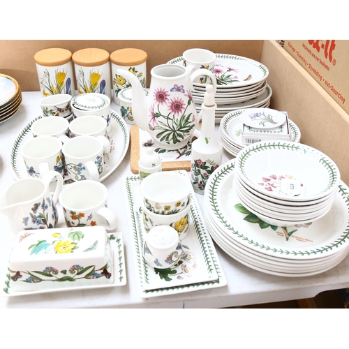 824 - A quantity of Portmeirion Botanic Garden pattern dinnerware, including teapot, kitchen storage jars,... 