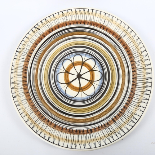 621 - A mid-century Mallorcan earthenware wall plate, diameter 32cm