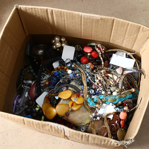 1035 - A large quantity of mixed modern costume jewellery (boxful)