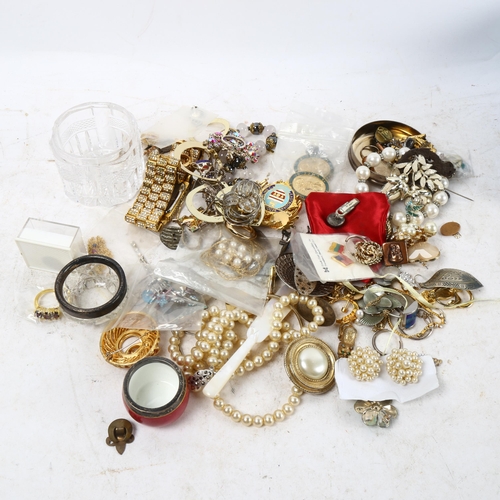 1039 - A tray of mixed costume jewellery, a wristwatch, silver-topped pots etc