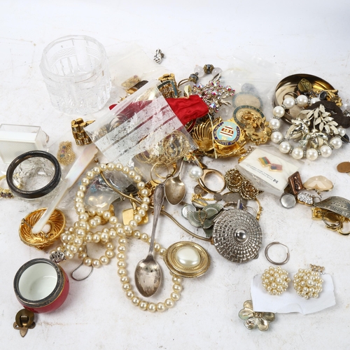 1039 - A tray of mixed costume jewellery, a wristwatch, silver-topped pots etc