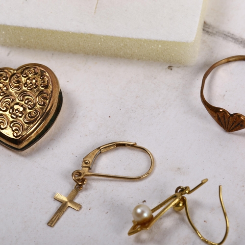 1073 - A group of 9ct gold jewellery, to include a child's ring, earrings, 9ct gold back and front locket e... 