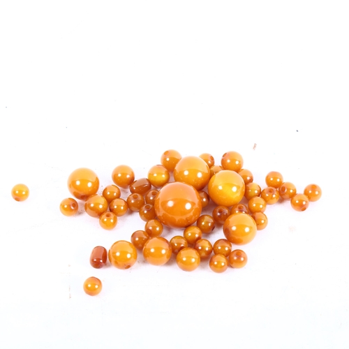 1076 - An amber bead necklace, unmounted, 29g