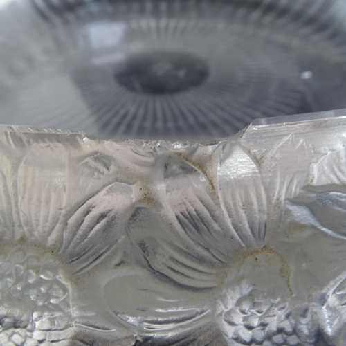 818 - RENE LALIQUE - Marguerites pattern bowl, with frosted relief moulded flowerhead design surround, eng... 