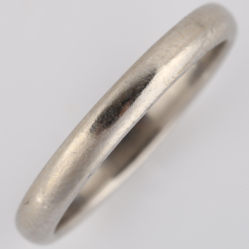 138 - An unmarked white metal wedding band ring, band width 2.6mm, size I, 3.5g