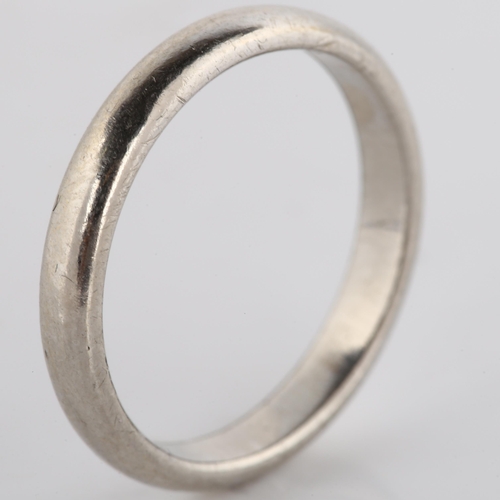 138 - An unmarked white metal wedding band ring, band width 2.6mm, size I, 3.5g