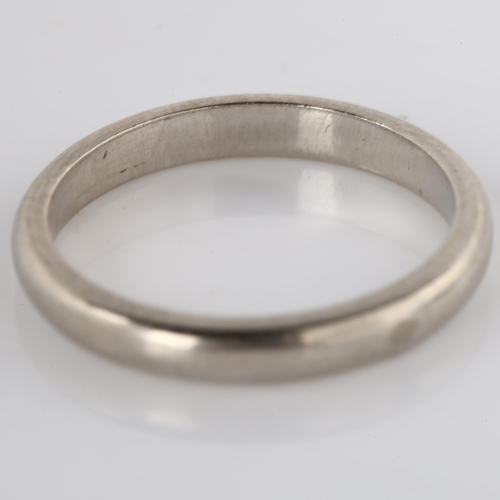 138 - An unmarked white metal wedding band ring, band width 2.6mm, size I, 3.5g