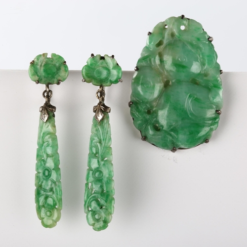 175 - A Chinese jade matching scarf clip and pair of pendant earrings set, carved and pierced jade panels ... 