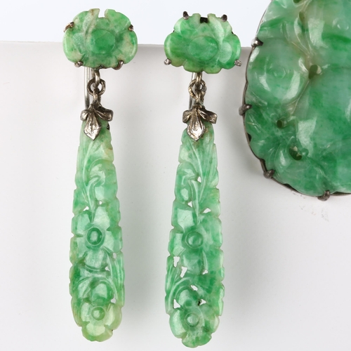 175 - A Chinese jade matching scarf clip and pair of pendant earrings set, carved and pierced jade panels ... 