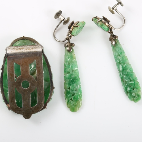 175 - A Chinese jade matching scarf clip and pair of pendant earrings set, carved and pierced jade panels ... 