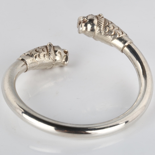 196 - A silver lion-head torque bangle, after the Ancient Greek, internal diameter 5.5cm, 29.4g