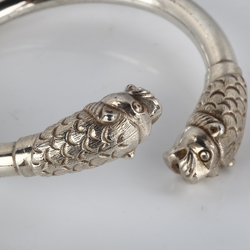 196 - A silver lion-head torque bangle, after the Ancient Greek, internal diameter 5.5cm, 29.4g