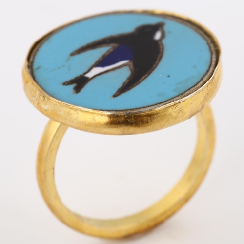 256 - A modern enamel house martin bird ring, unmarked silver-gilt settings, setting diameter 20.8mm, size... 