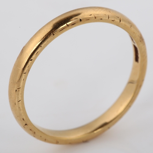 259 - An unmarked gold wedding band ring, indistinct maker's marks, band width 2.5mm, size O, 2.8g