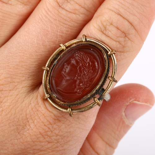 267 - An Antique style relief moulded glass cameo ring, unmarked yellow and white metal settings, depictin... 