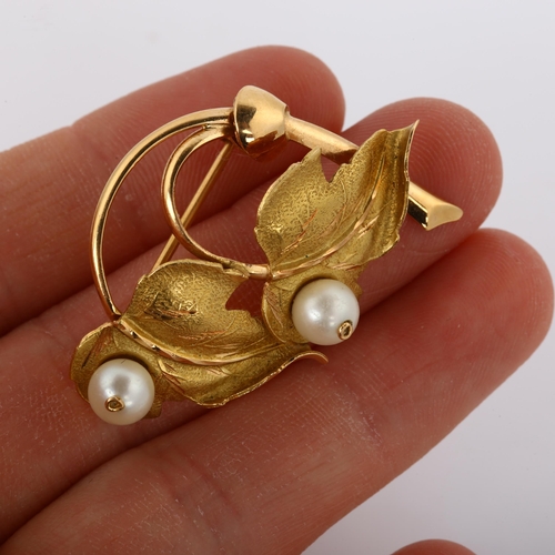 304 - A late 20th century Italian 18ct gold cultured pearl leaf brooch, maker's marks WTV, brooch length 3... 