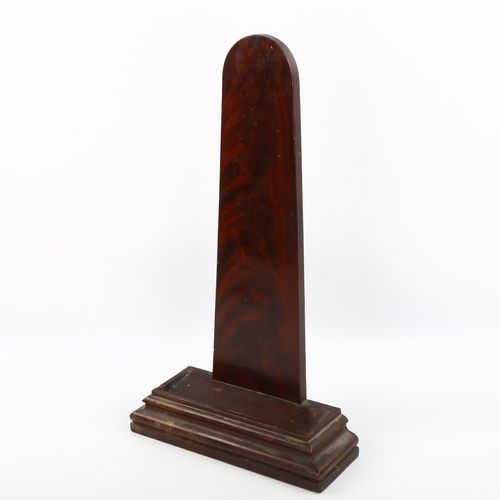 1091 - A Chinese hardwood plate stand, 18th or 19th century, with lead-weighted moulded base, 38cm