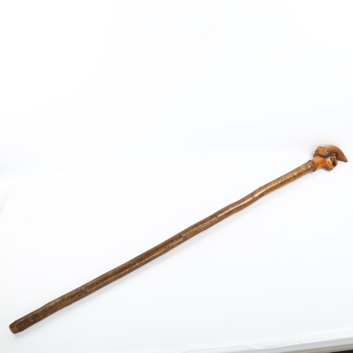 1140 - An 18th/19th century fruitwood Mrs Punch design walking stick, handle length 13cm, overall length 10... 