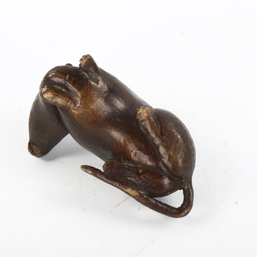 1149 - A Chinese patinated bronze figure of a rat, length 9cm