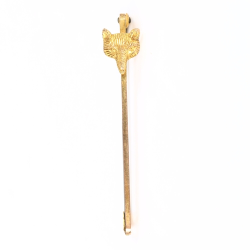 381 - An early 20th century 9ct gold fox mask bar brooch, length 48.3mm, 1.5g