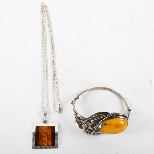 487 - An Austrian silver and butterscotch amber floral bracelet, and a silver and specimen amber pendant n... 